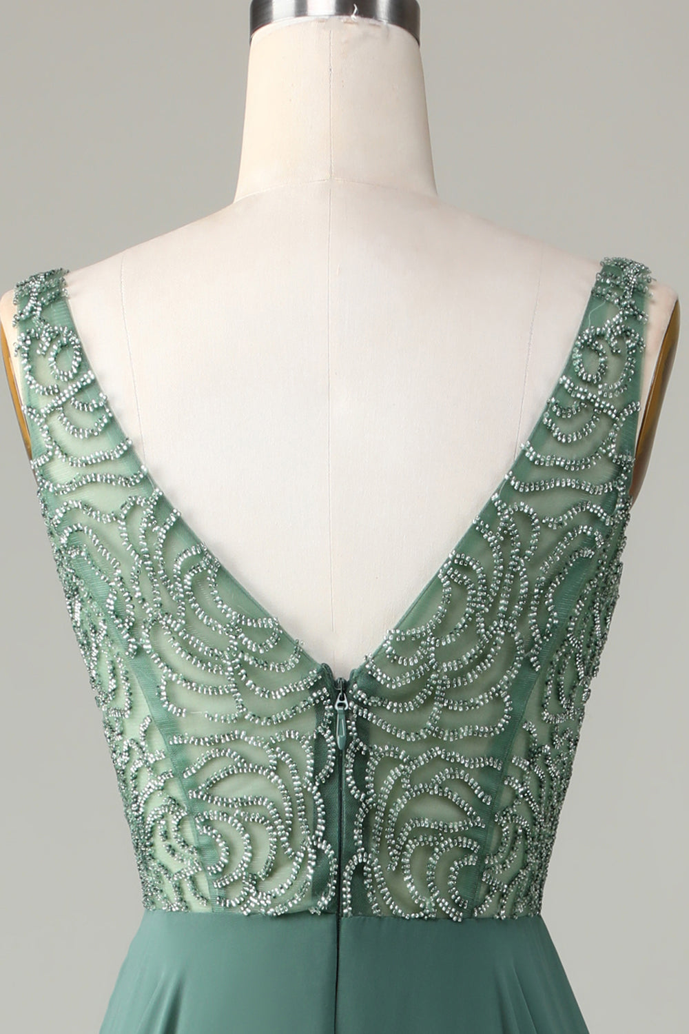 Robe longue de demoiselle d'honneur trapèze perlée couleur eucalyptus
