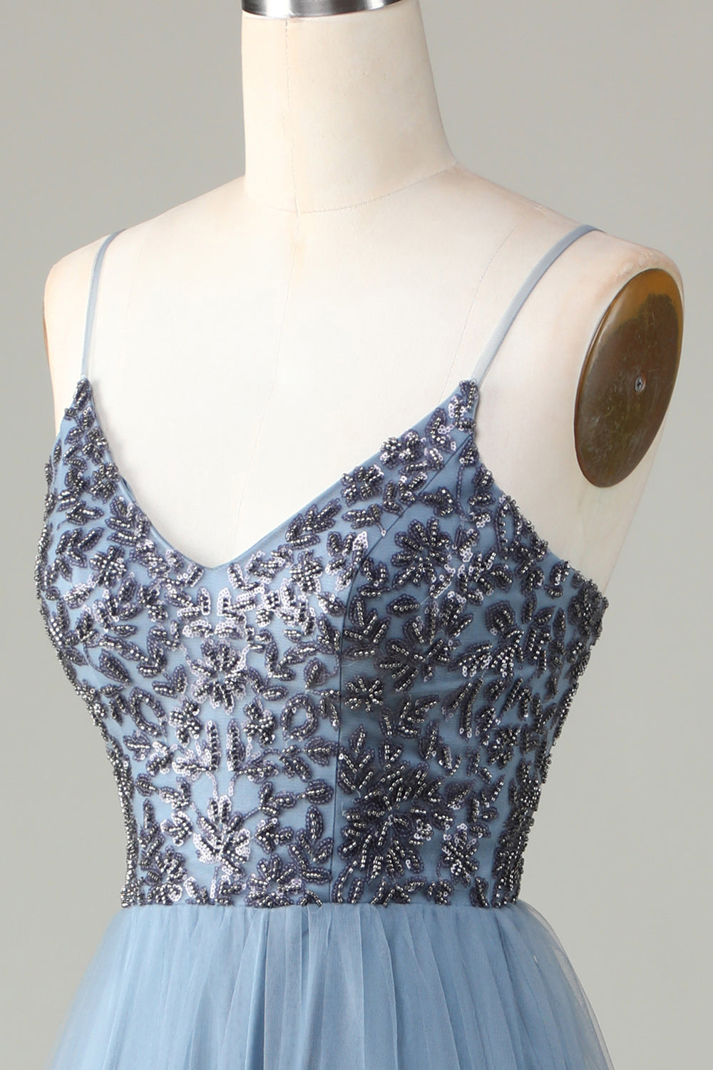 Robe de demoiselle d'honneur bleu poussière à fines bretelles perlées
