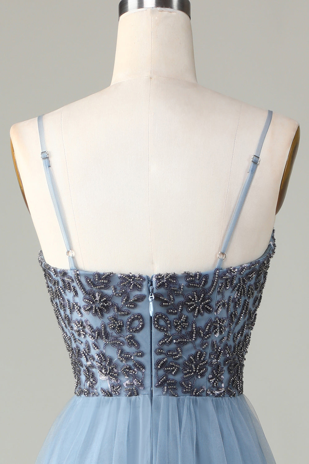 Robe de demoiselle d'honneur bleu poussière à fines bretelles perlées