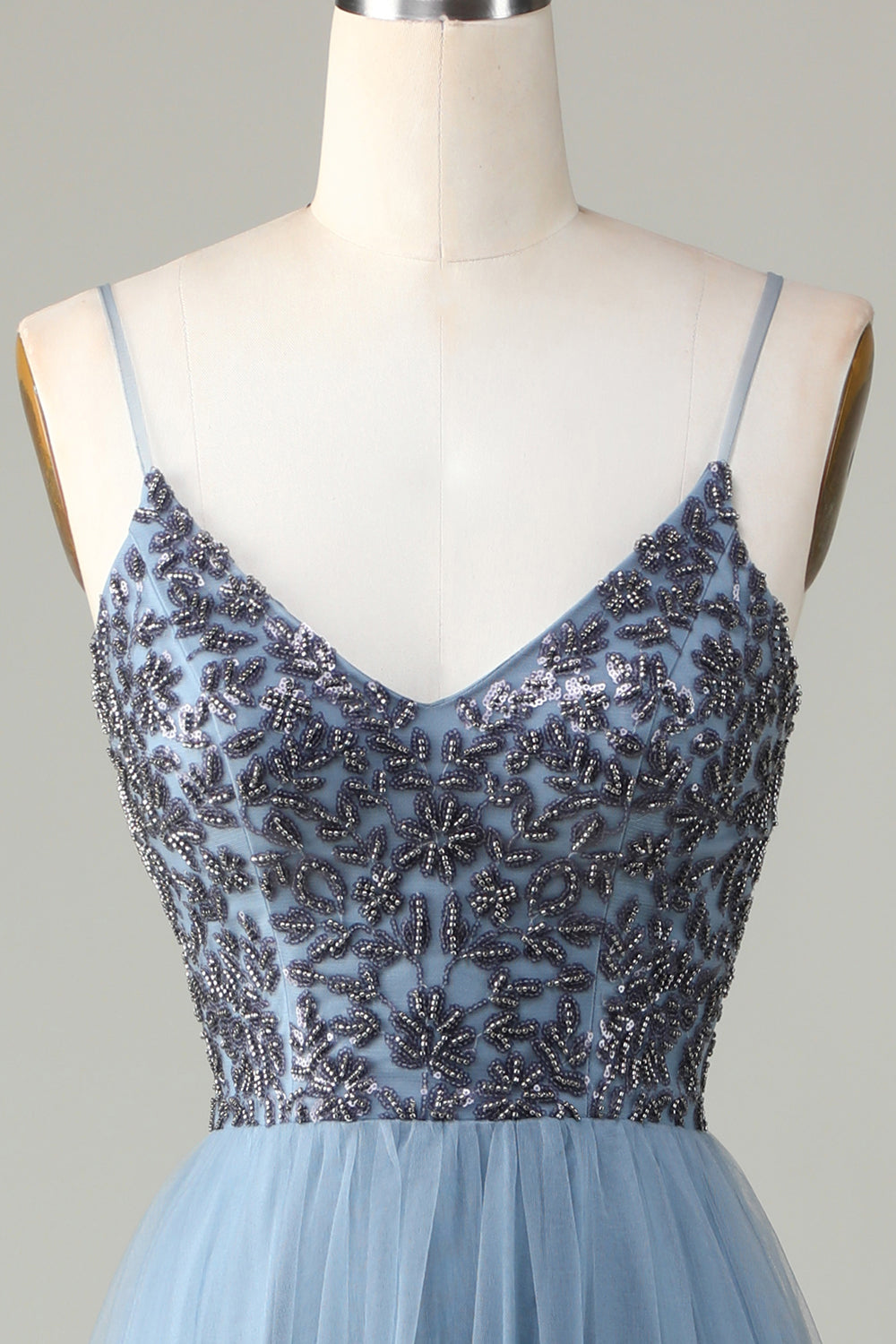 Robe de demoiselle d'honneur bleu poussière à fines bretelles perlées