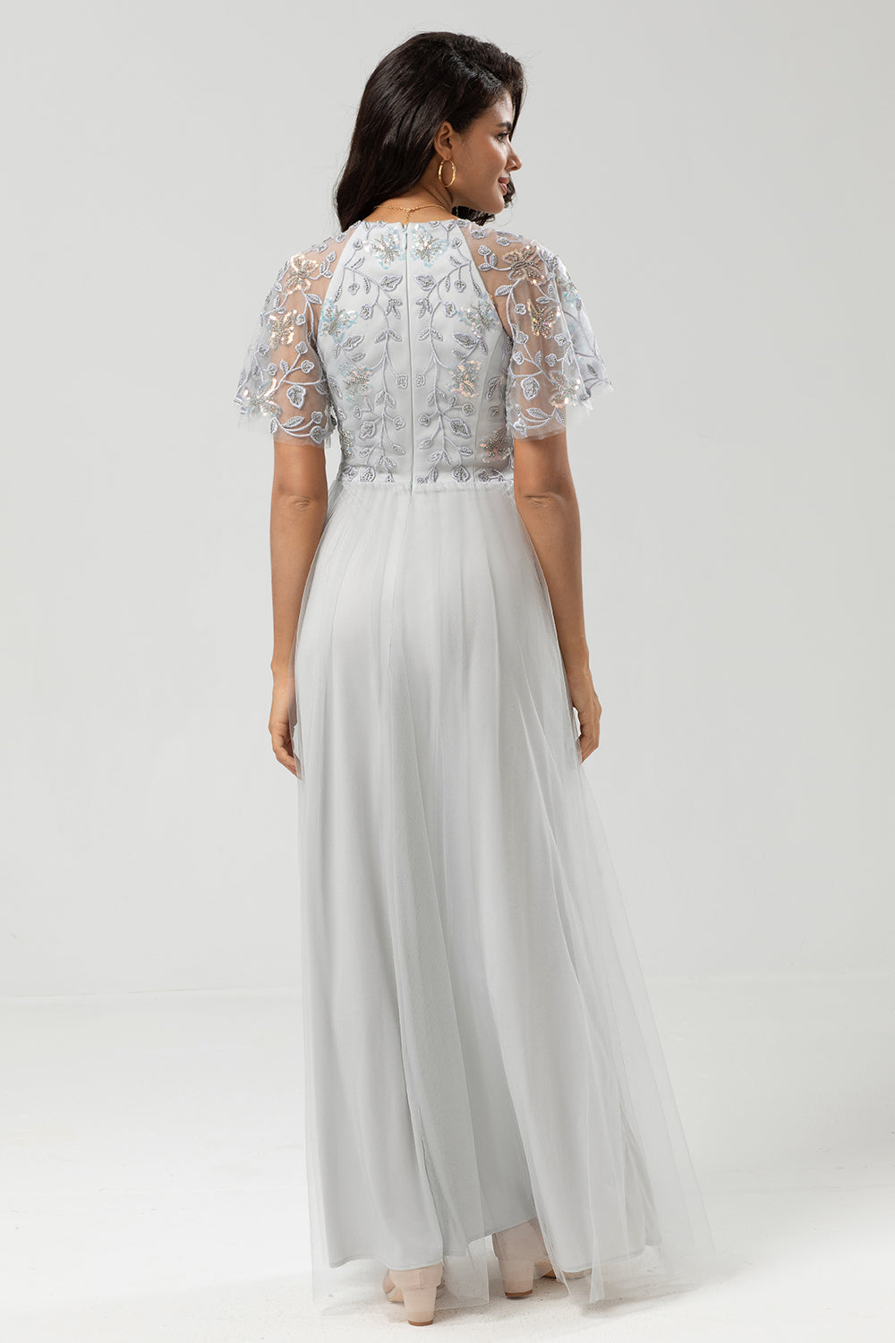Robe de demoiselle d'honneur longue gris anthracite, col bateau, coupe trapèze classique avec manches courtes