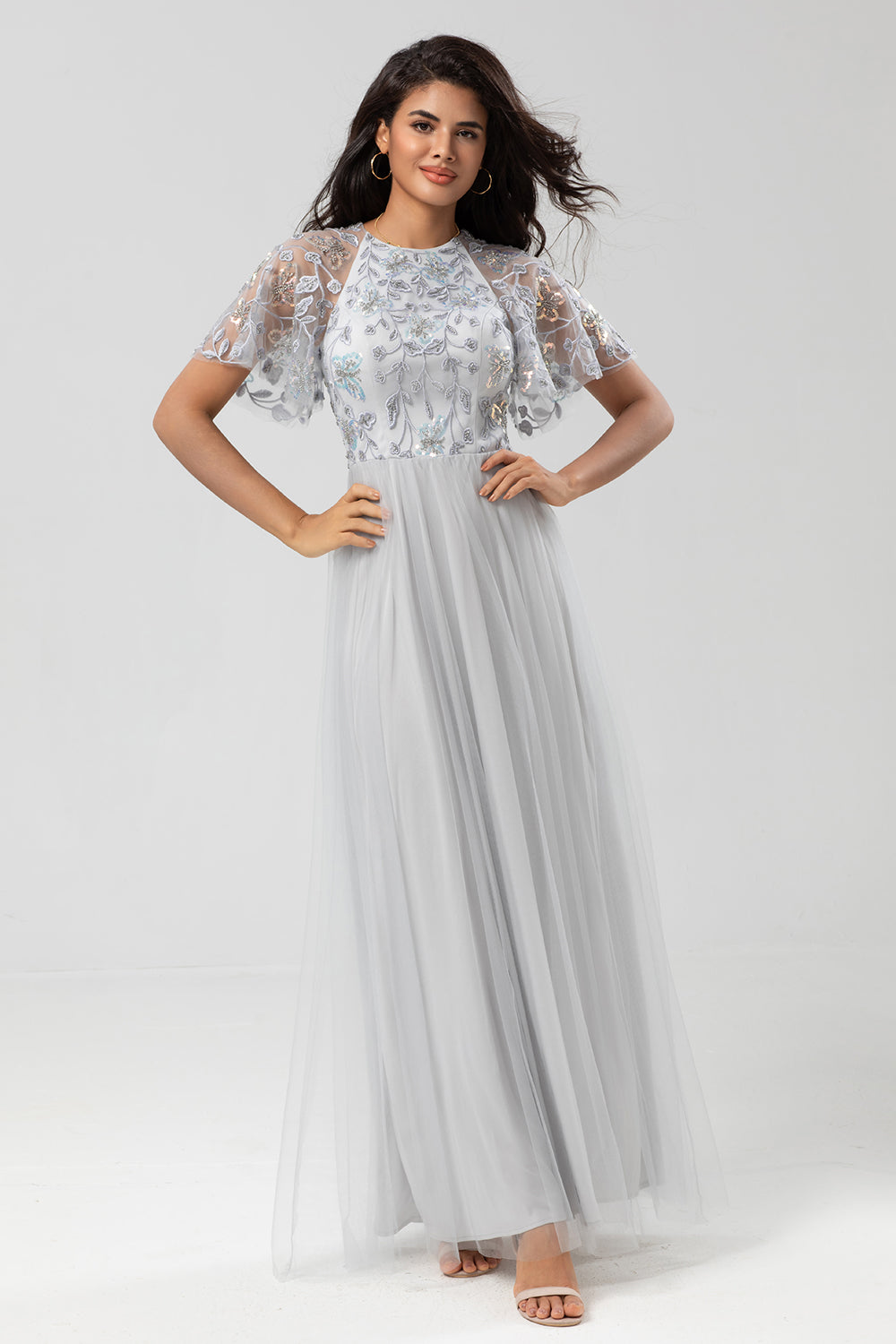 Robe de demoiselle d'honneur longue gris anthracite, col bateau, coupe trapèze classique avec manches courtes