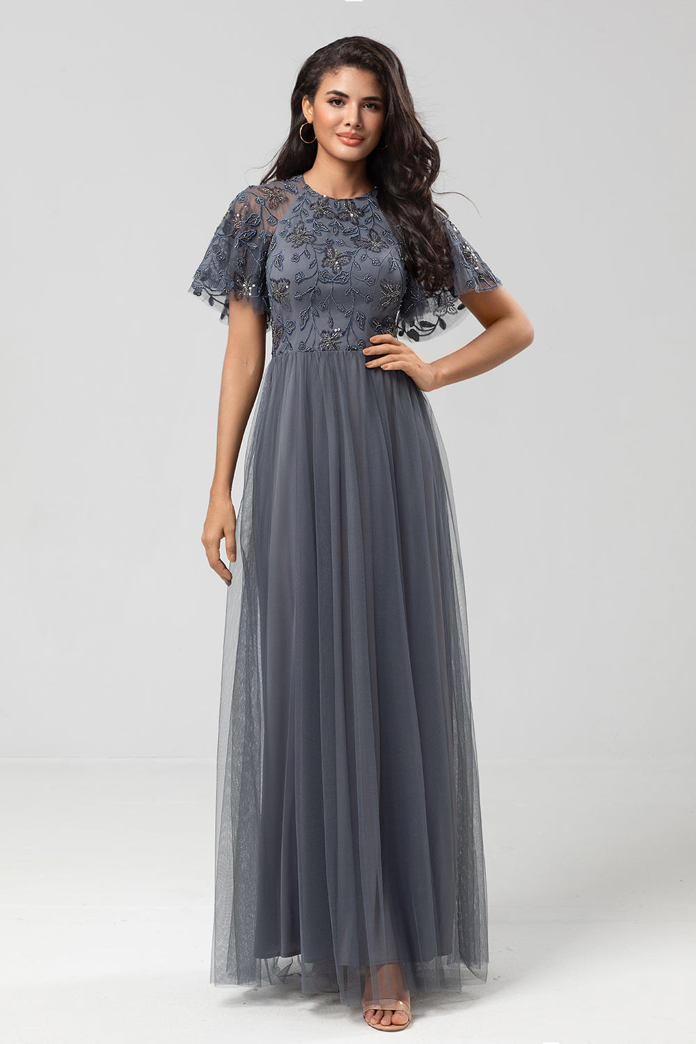 Robe de demoiselle d'honneur longue gris anthracite, col bateau, coupe trapèze classique avec manches courtes