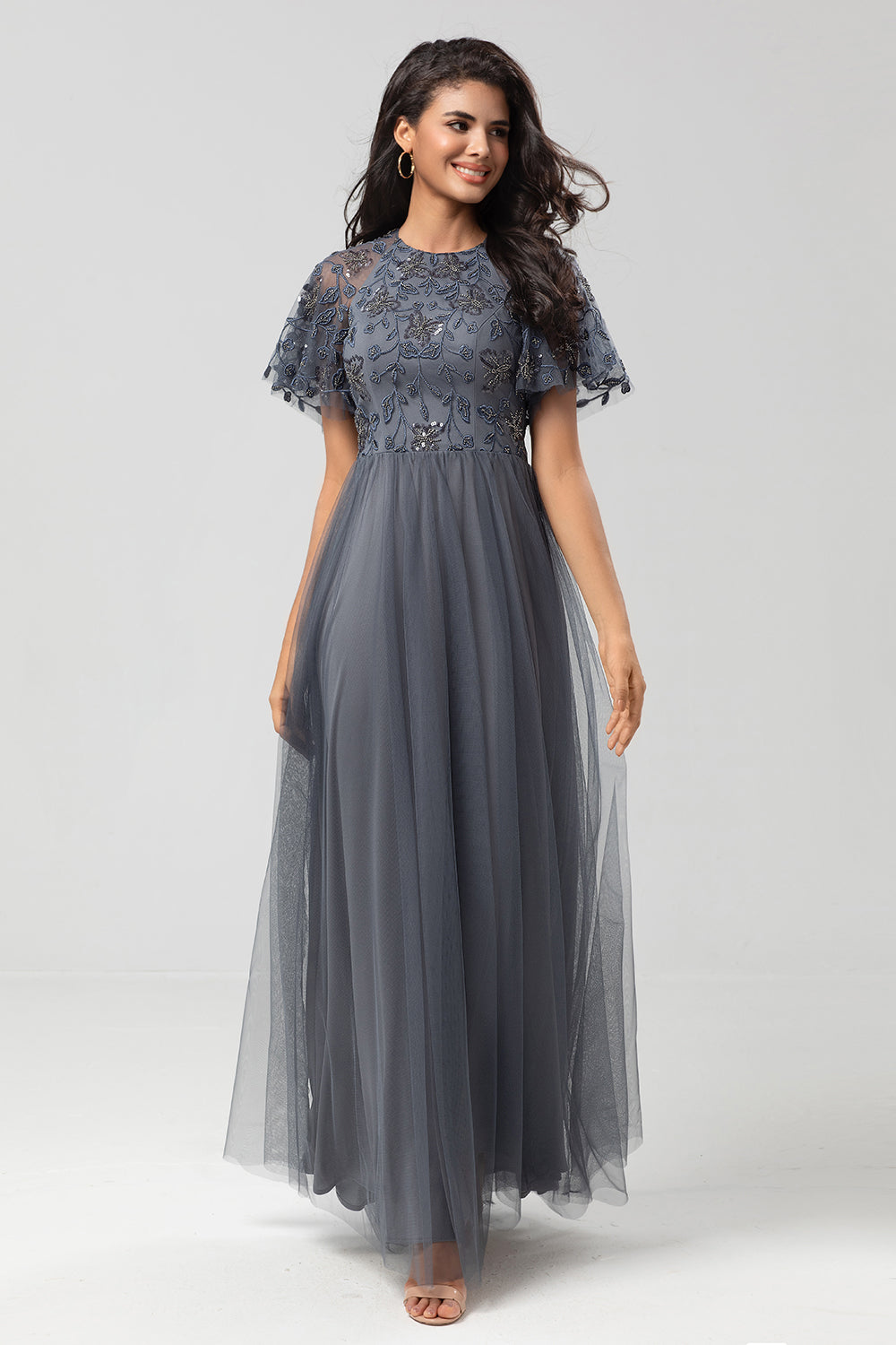 Robe de demoiselle d'honneur longue gris anthracite, col bateau, coupe trapèze classique avec manches courtes