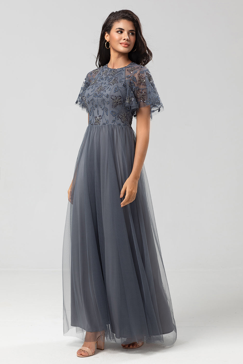 Robe de demoiselle d'honneur longue gris anthracite, col bateau, coupe trapèze classique avec manches courtes