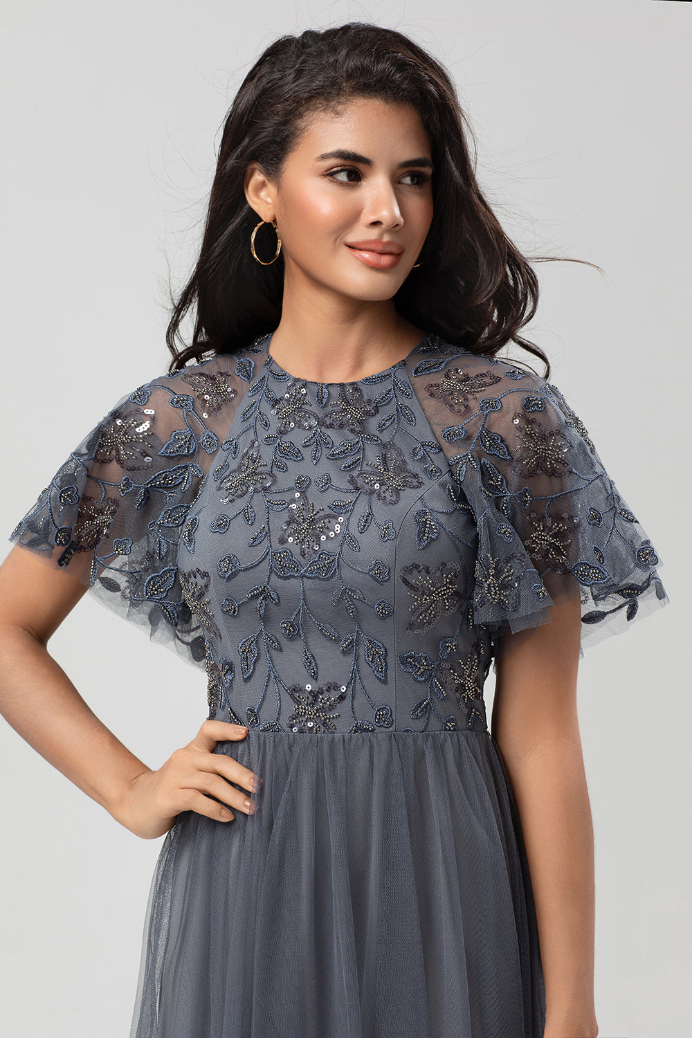 Robe de demoiselle d'honneur longue gris anthracite, col bateau, coupe trapèze classique avec manches courtes