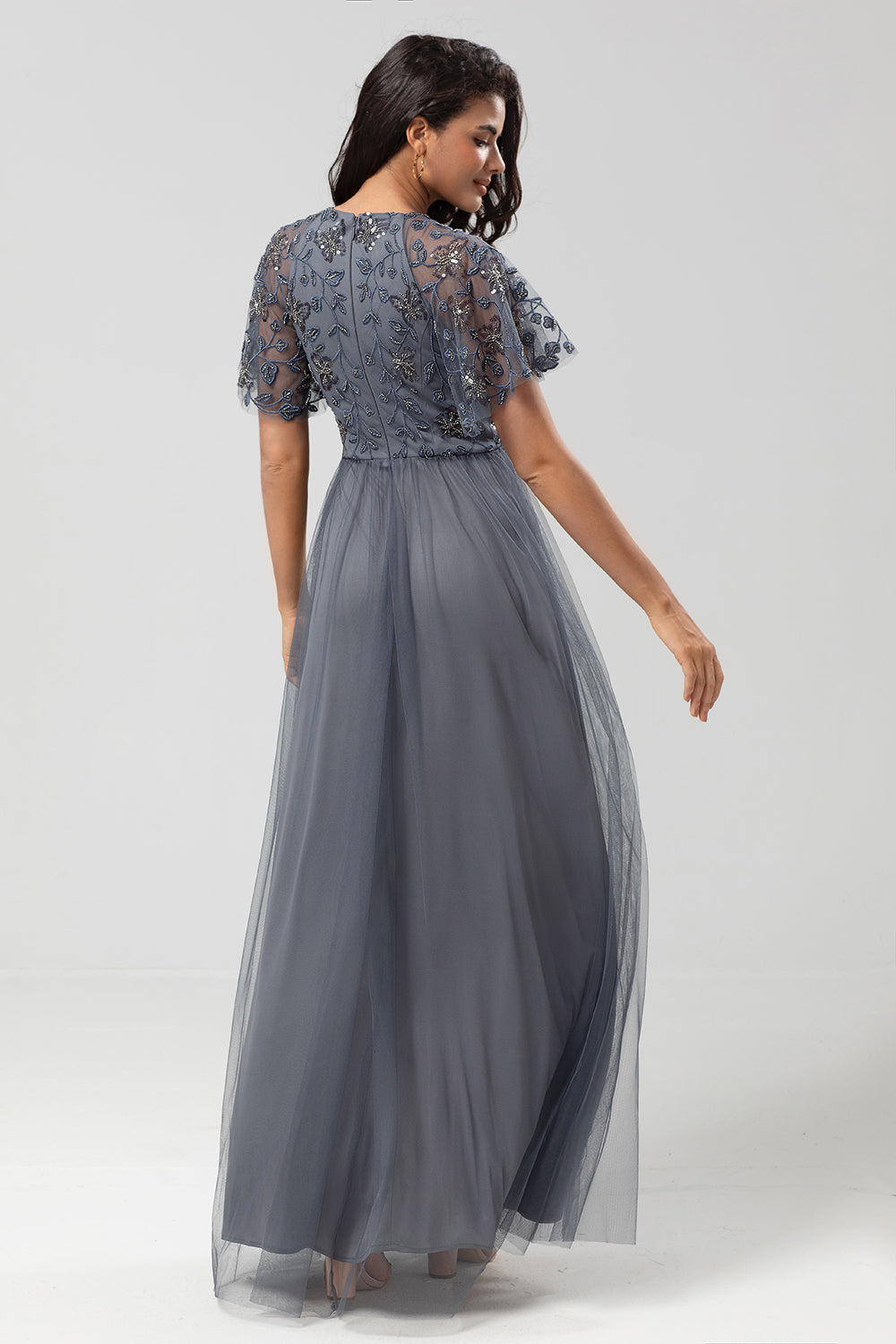 Robe de demoiselle d'honneur longue gris anthracite, col bateau, coupe trapèze classique avec manches courtes