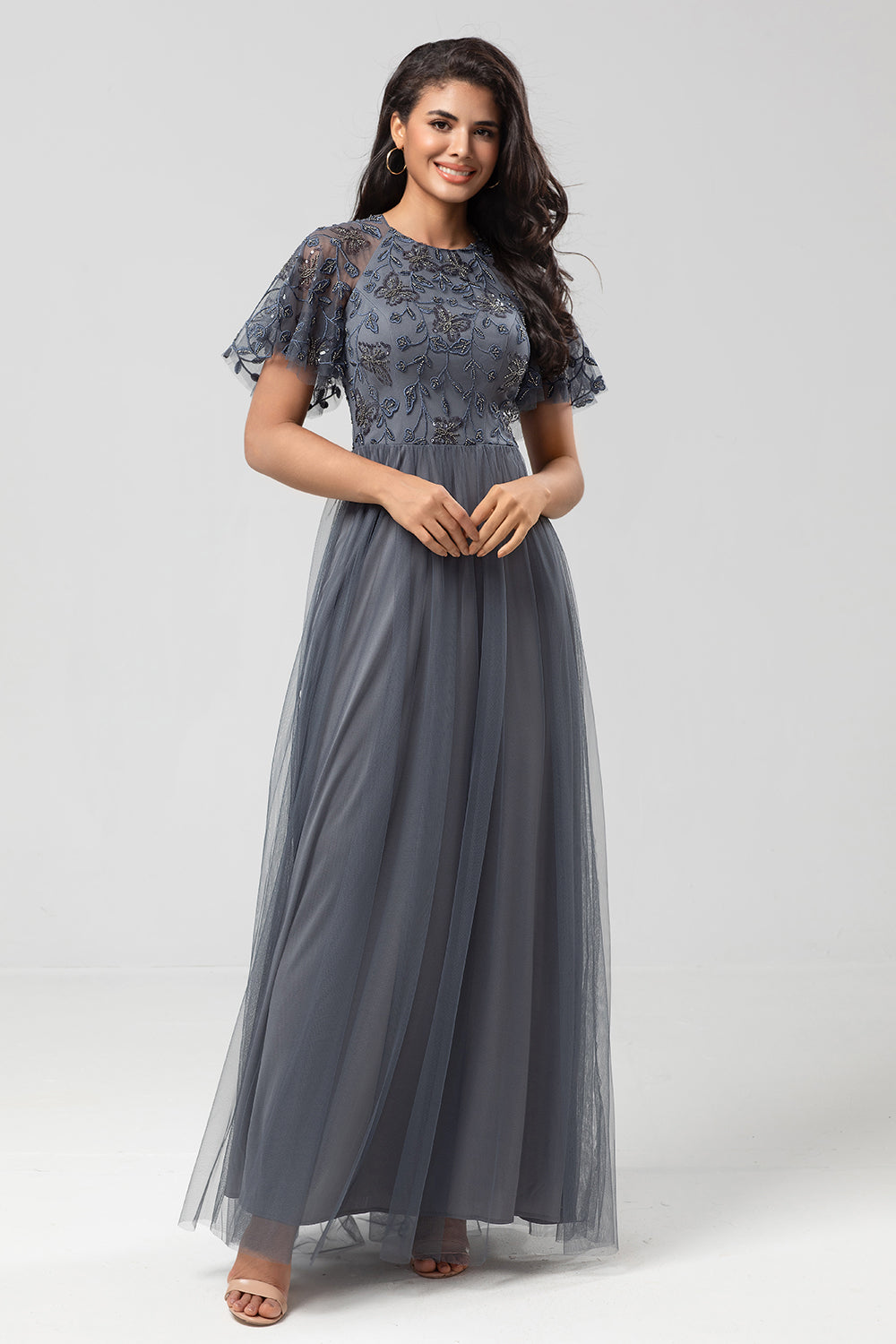 Robe de demoiselle d'honneur longue gris anthracite, col bateau, coupe trapèze classique avec manches courtes
