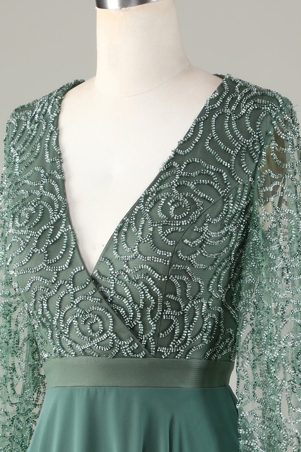 Robe de demoiselle d'honneur trapèze en eucalyptus à décolleté en V, manches longues et perles