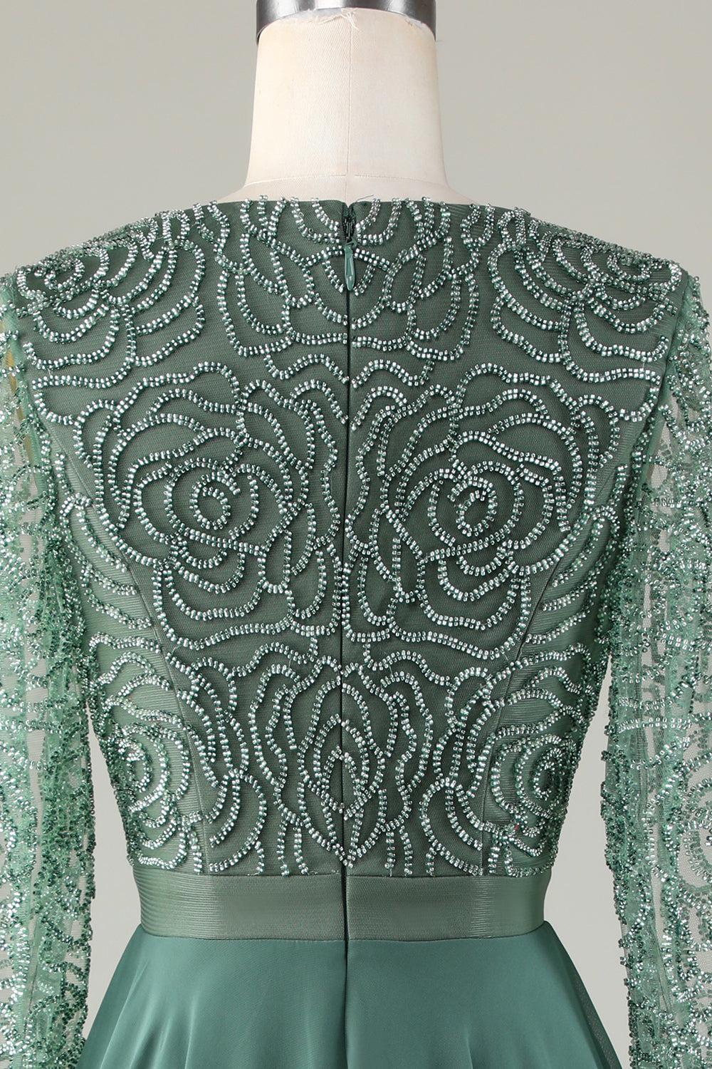 Robe de demoiselle d'honneur trapèze en eucalyptus à décolleté en V, manches longues et perles