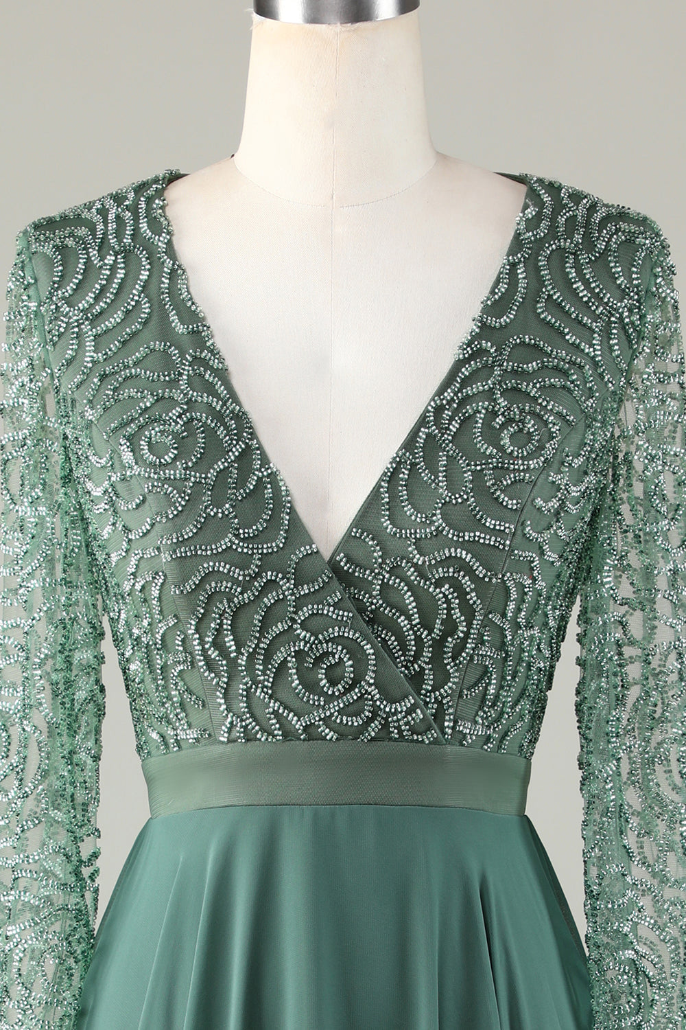 Robe de demoiselle d'honneur trapèze en eucalyptus à décolleté en V, manches longues et perles