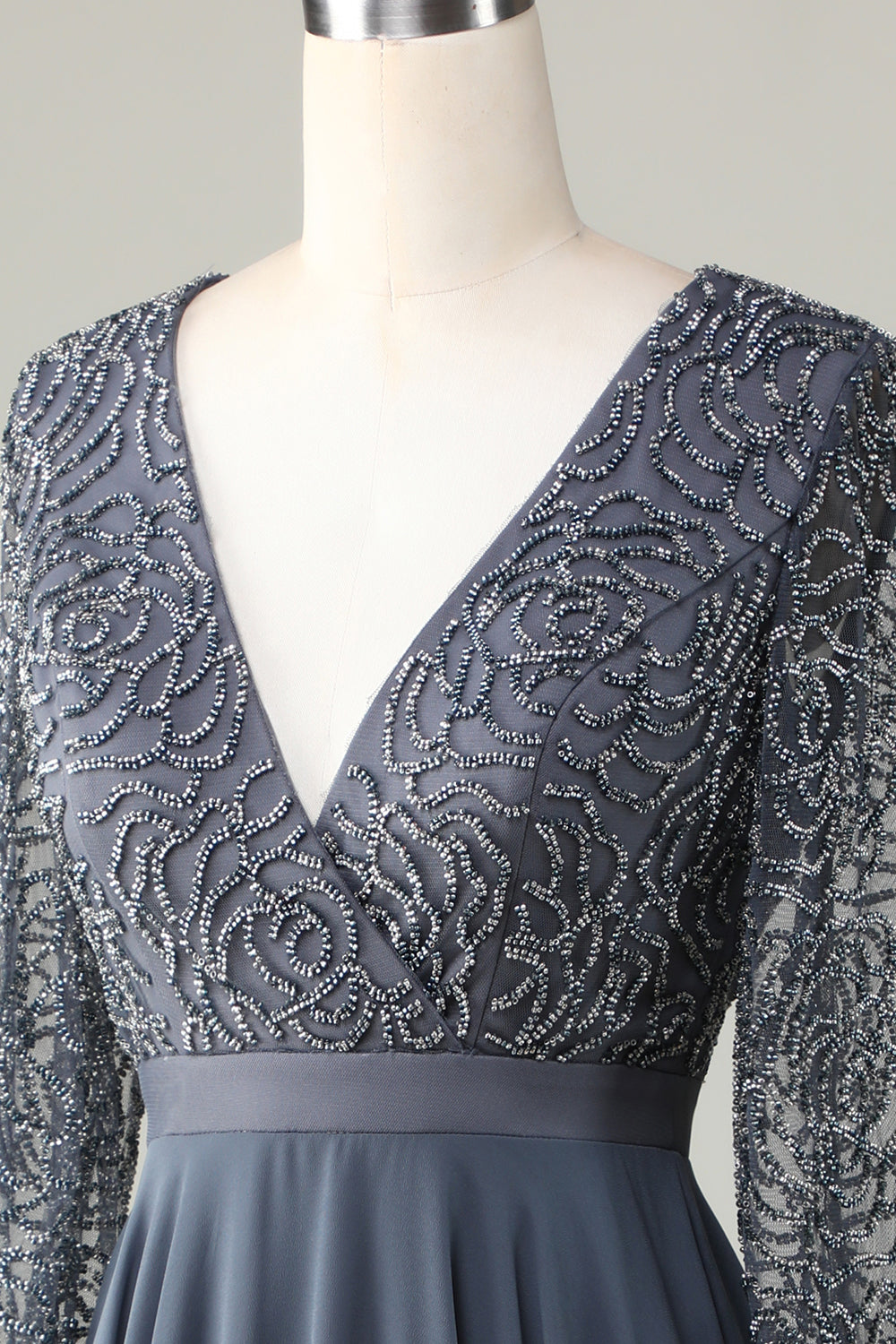 Robe de demoiselle d'honneur trapèze en eucalyptus à décolleté en V, manches longues et perles