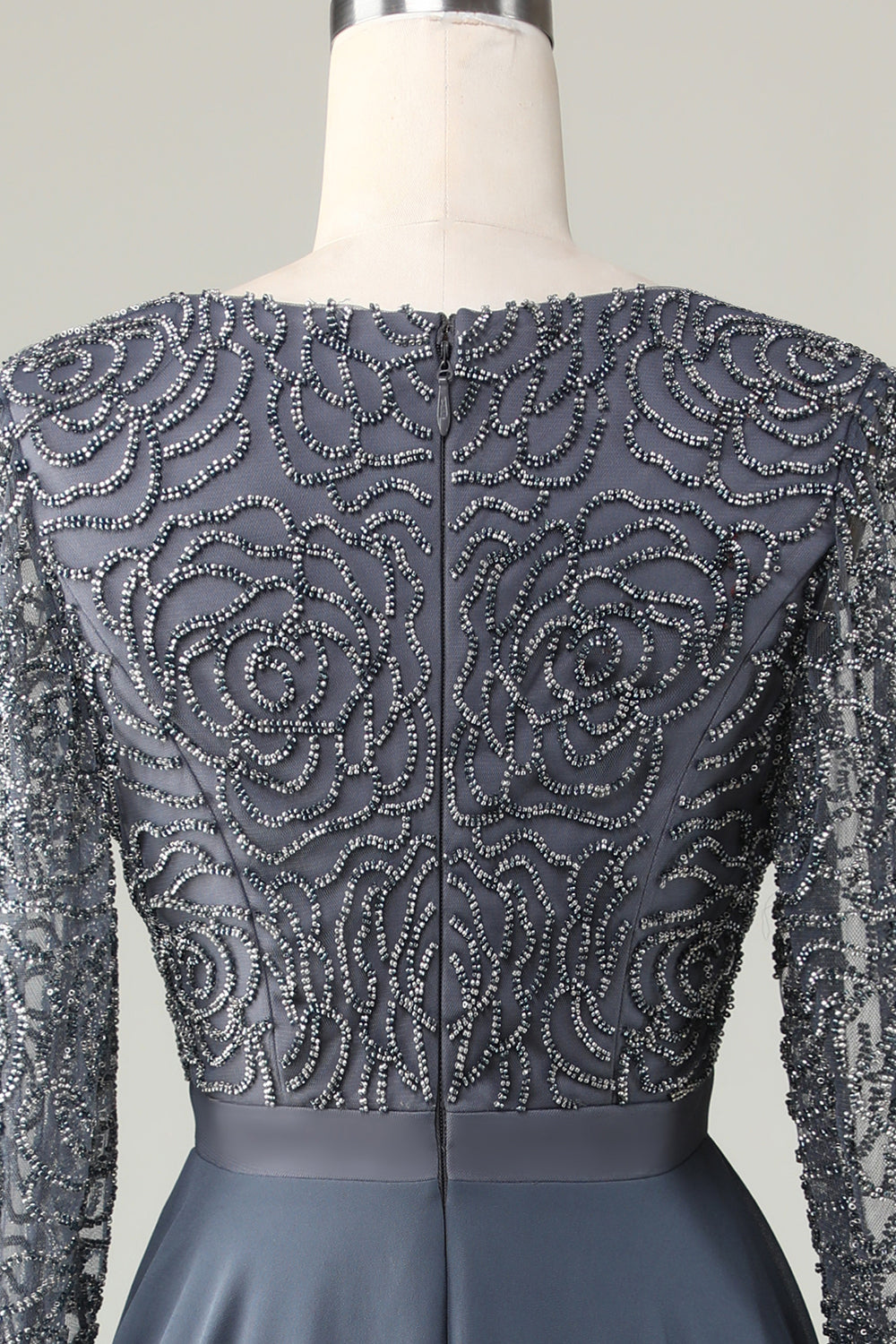 Robe de demoiselle d'honneur trapèze en eucalyptus à décolleté en V, manches longues et perles