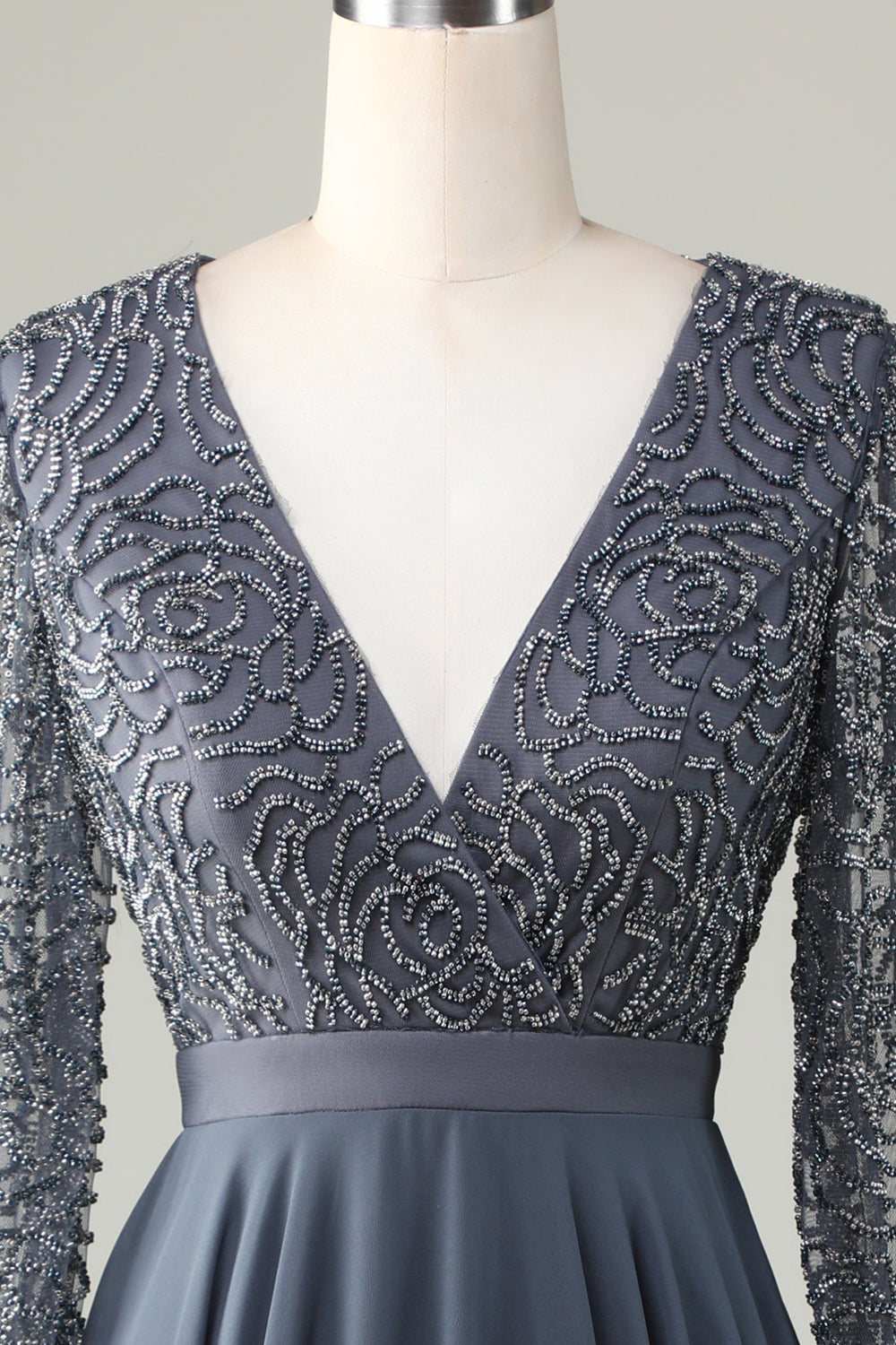 Robe de demoiselle d'honneur trapèze en eucalyptus à décolleté en V, manches longues et perles
