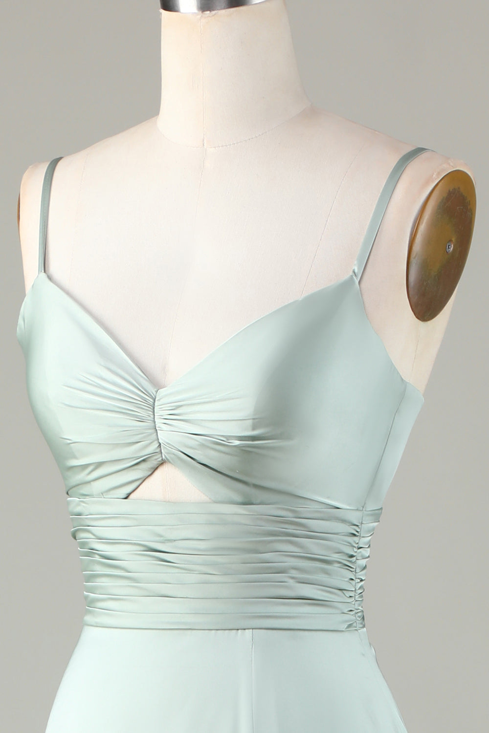 Robe de demoiselle d'honneur fendue couleur matcha, avec bretelles spaghetti et décolleté en trou de serrure