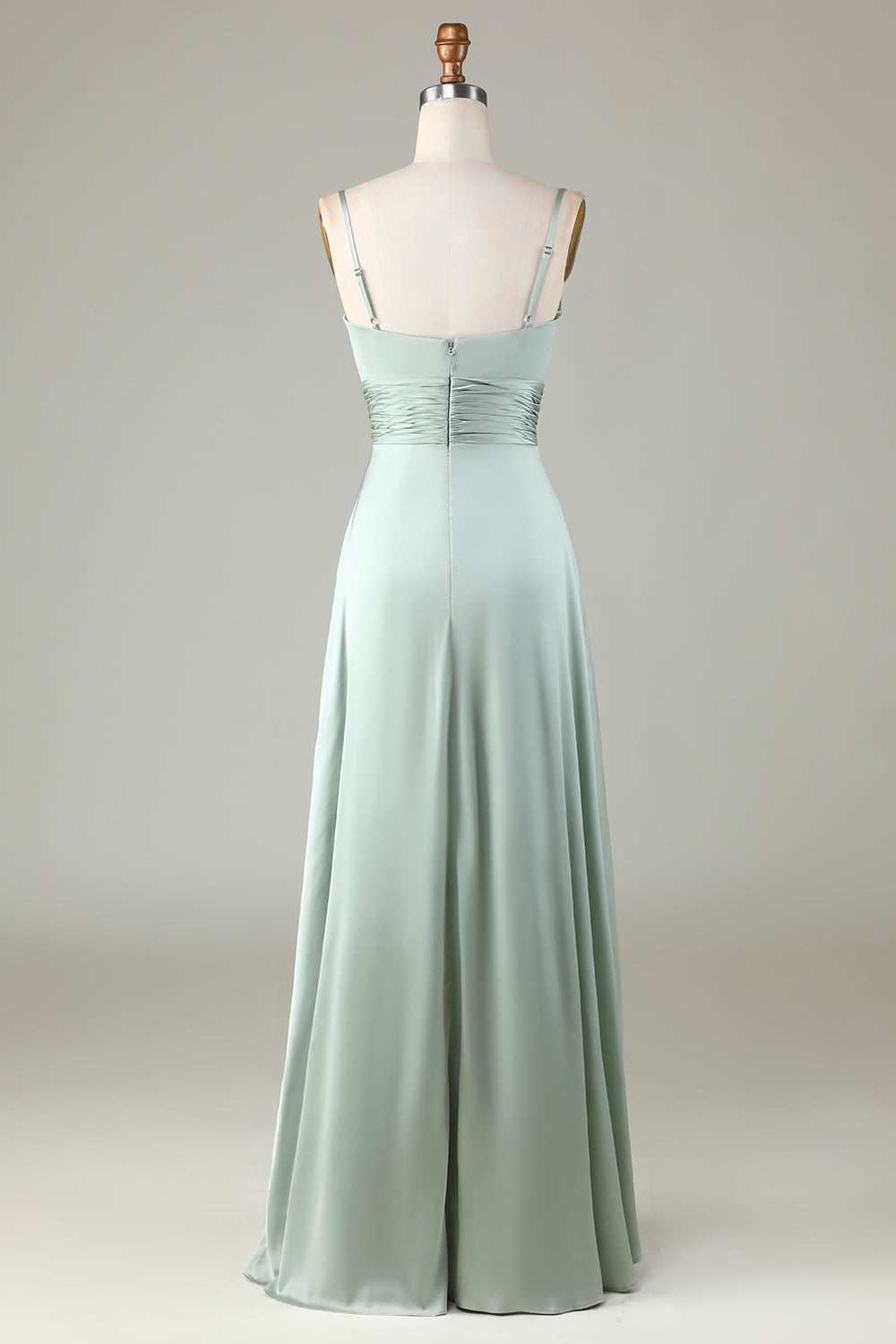 Robe de demoiselle d'honneur fendue couleur matcha, avec bretelles spaghetti et décolleté en trou de serrure
