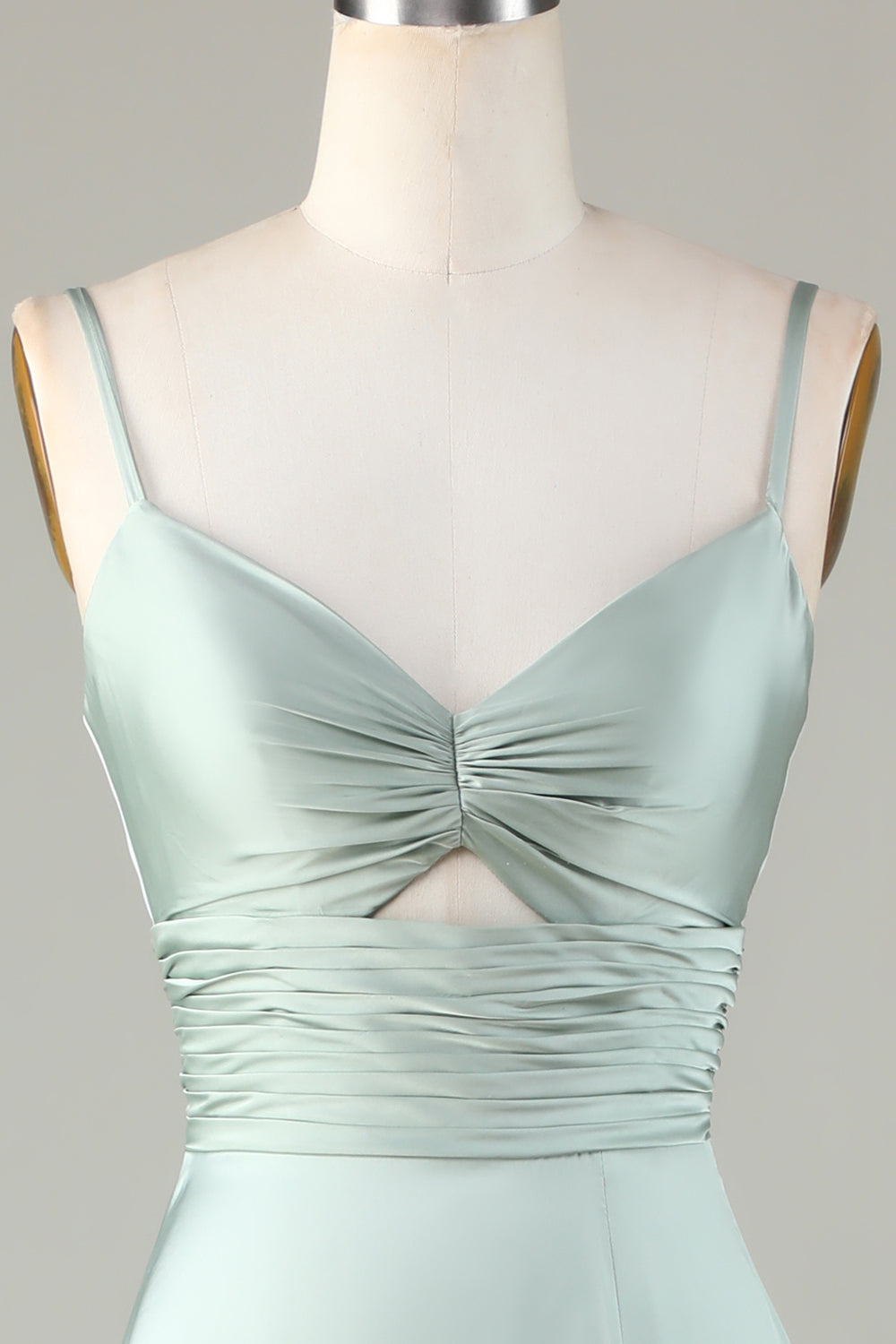 Robe de demoiselle d'honneur fendue couleur matcha, avec bretelles spaghetti et décolleté en trou de serrure