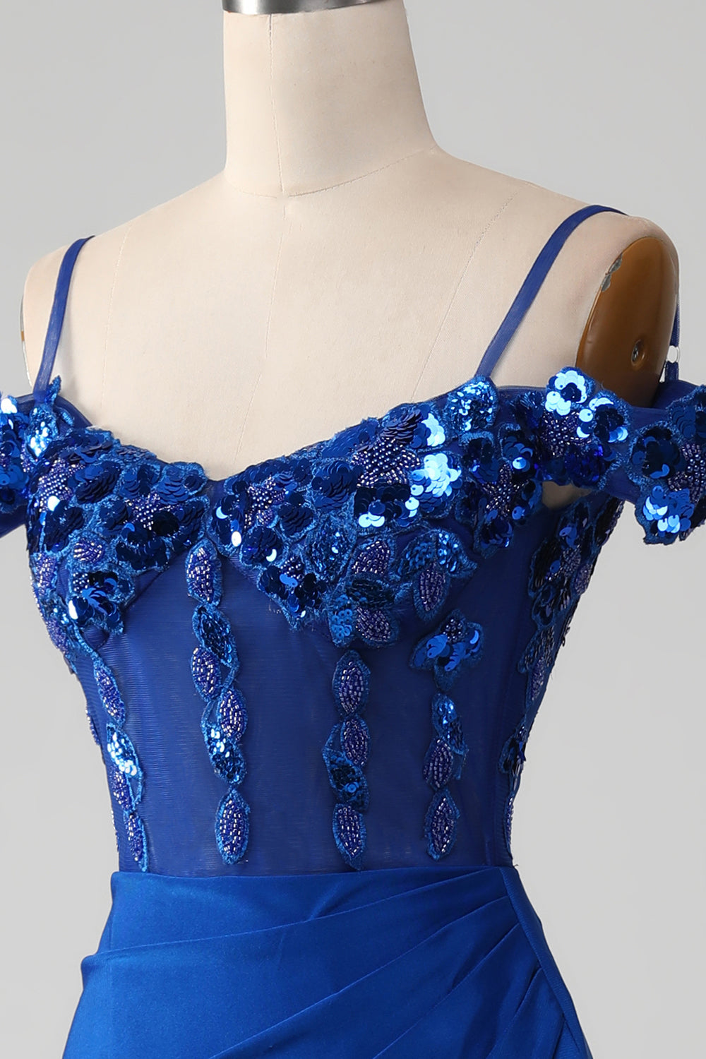 Vestido de fiesta corsé azul rey con cuentas y abertura