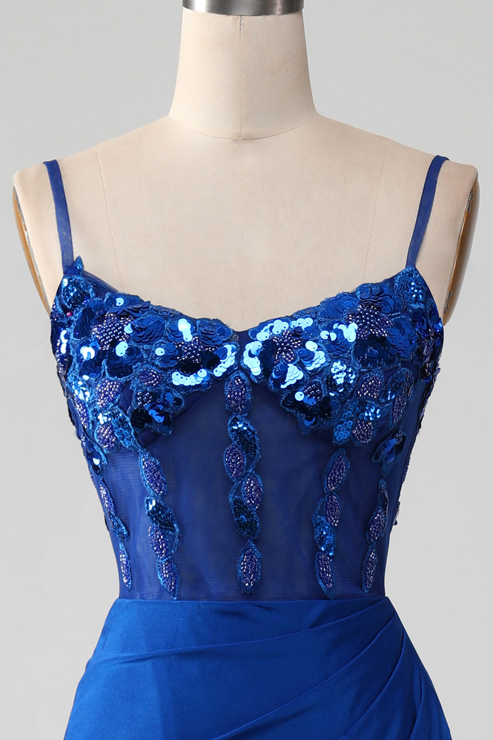 Vestido de fiesta corsé azul rey con cuentas y abertura