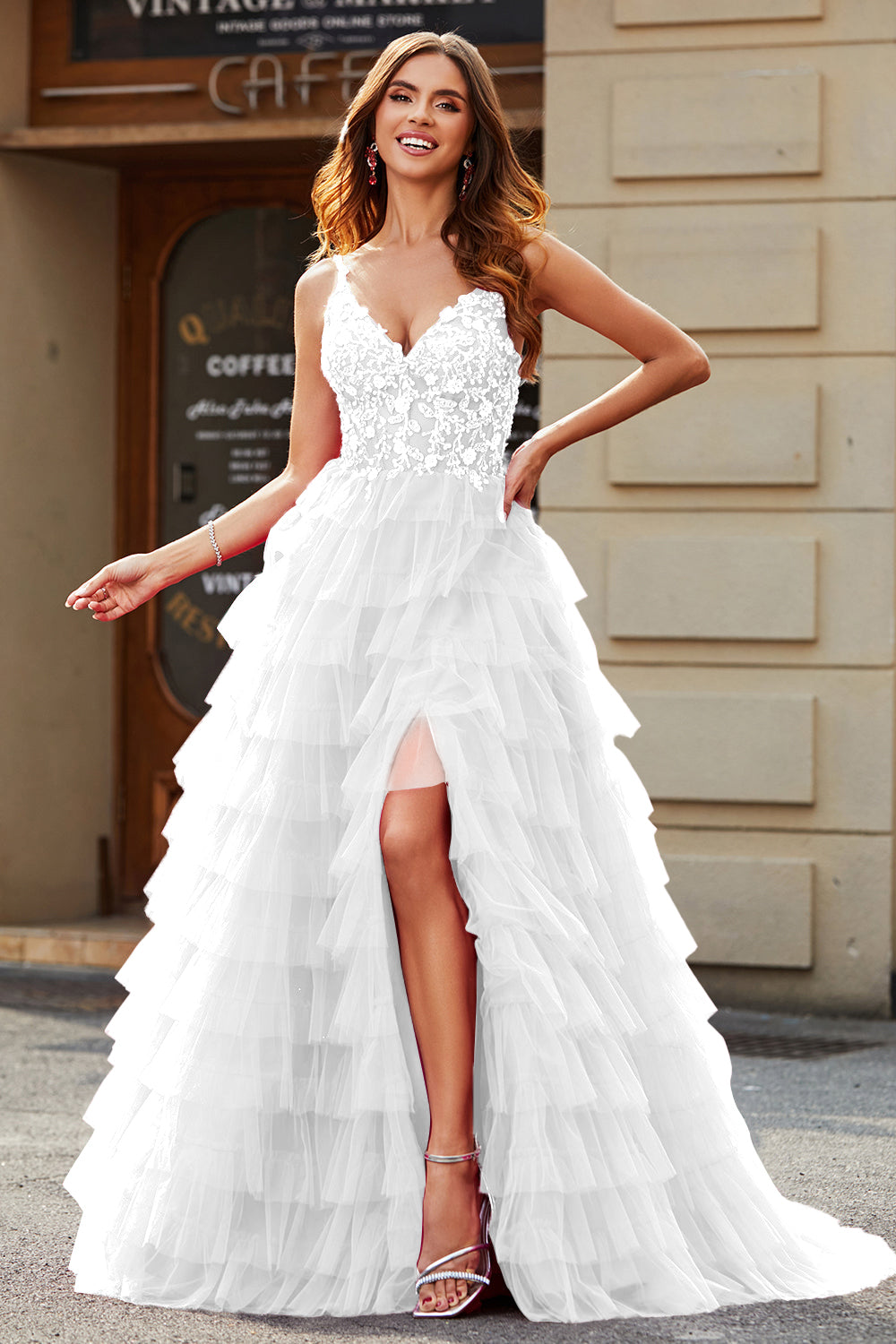 Robe de mariée blanche trapèze à fines bretelles, étagée, avec fente