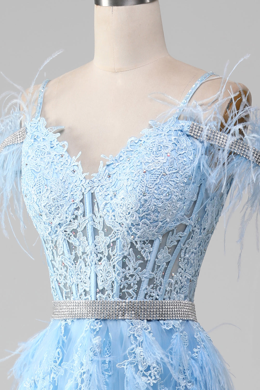 Robe de bal bustier bleu clair coupe trapèze avec strass et appliqués