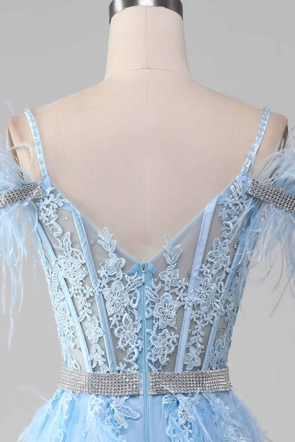 Robe de bal bustier bleu clair coupe trapèze avec strass et appliqués