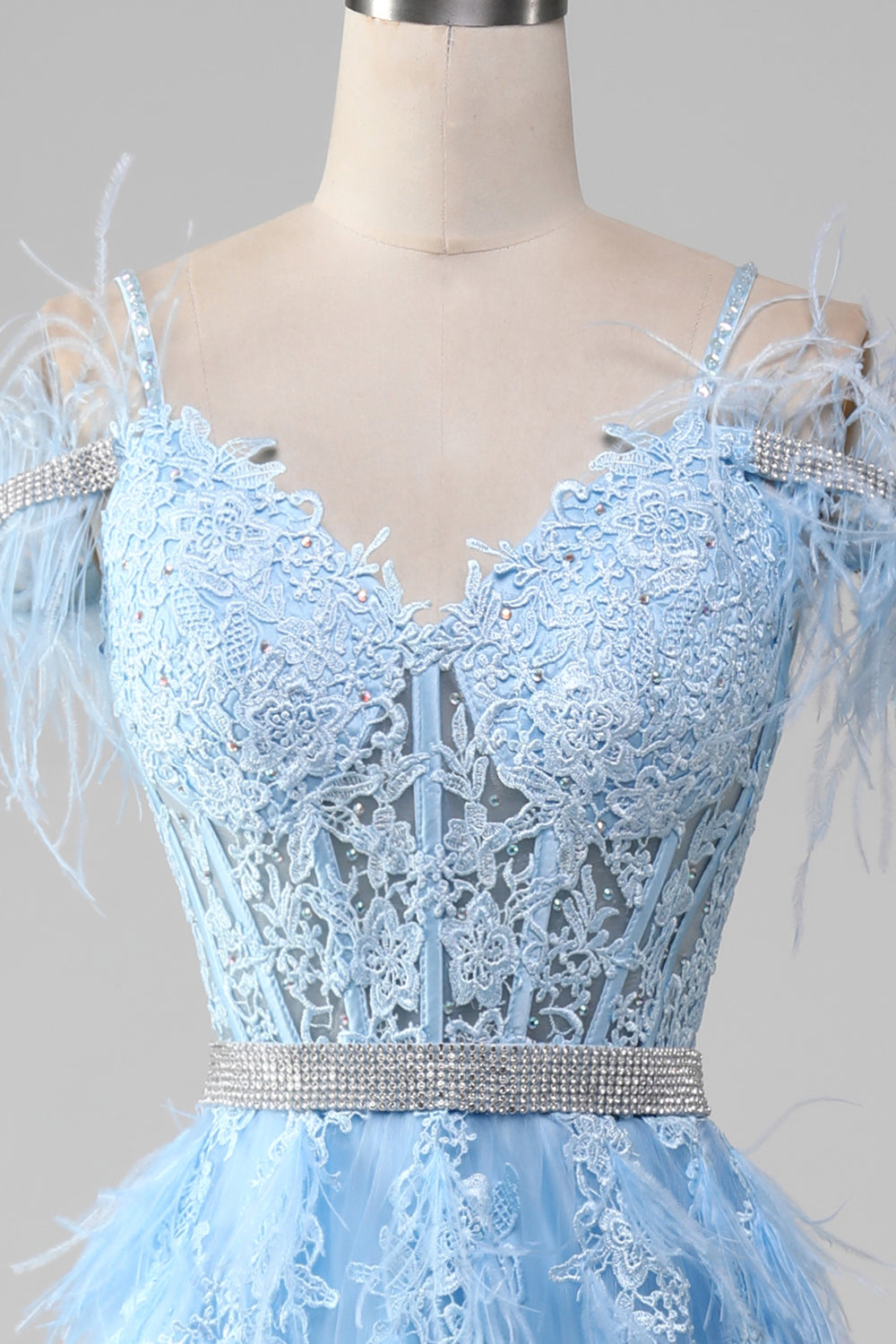 Robe de bal bustier bleu clair coupe trapèze avec strass et appliqués