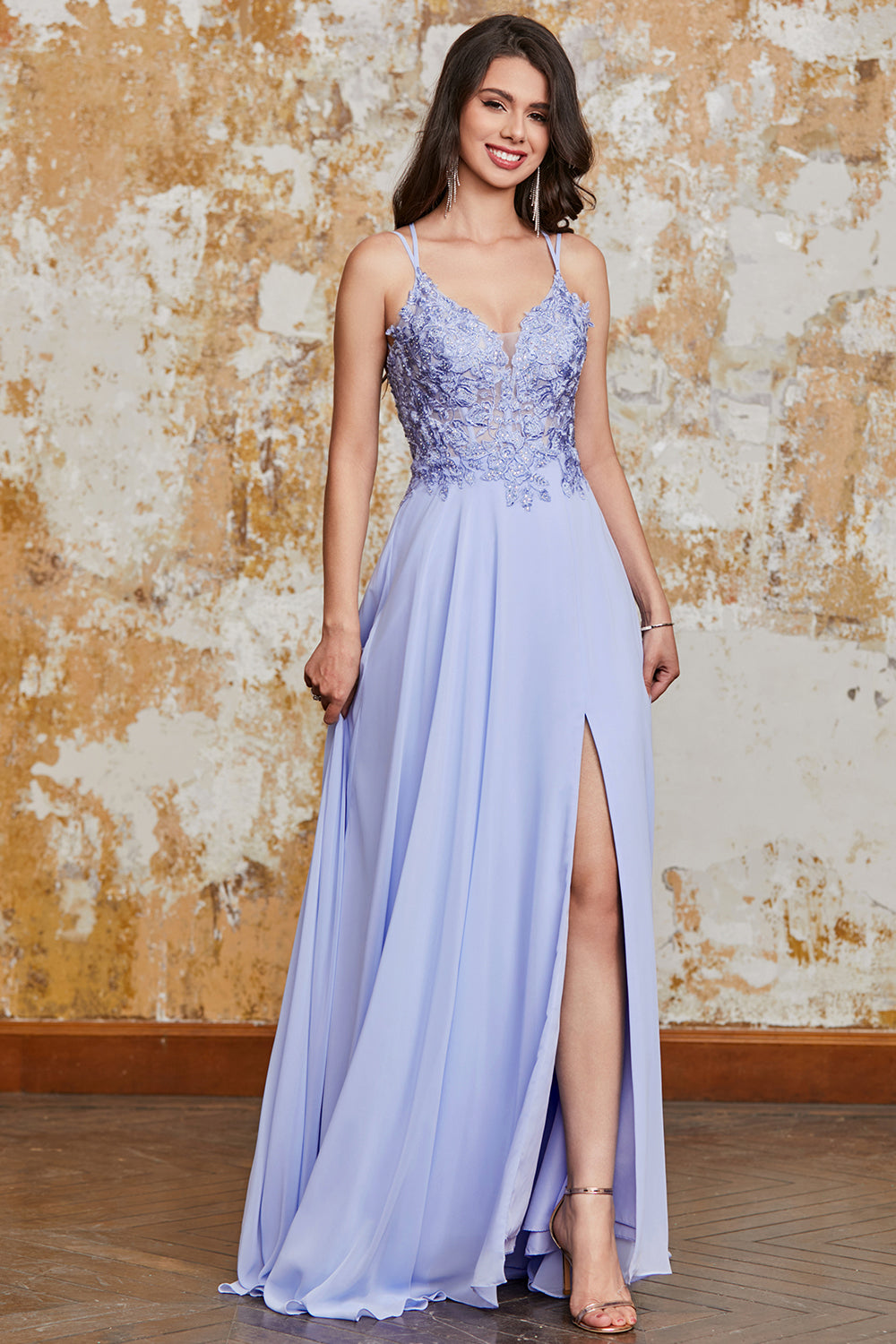 Magnifique robe de bal longue lavande, coupe trapèze, à fines bretelles et dos croisé.