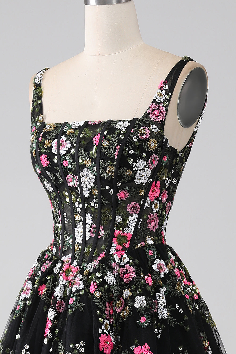 Charmante robe de bal noire ligne A col carré avec corset et appliques