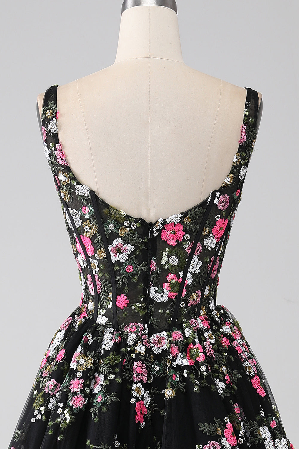 Charmante robe de bal noire ligne A col carré avec corset et appliques