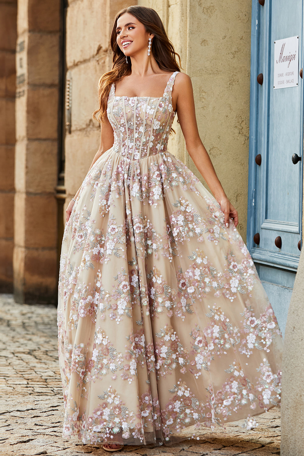 Charmante robe de bal noire ligne A col carré avec corset et appliques