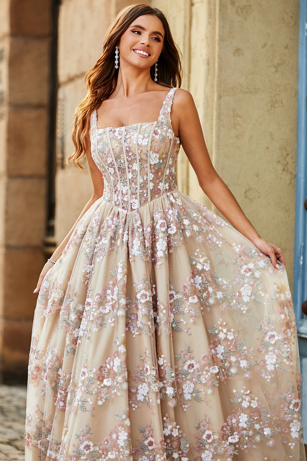 Robe de bal corset champagne coupe trapèze à encolure carrée et appliqués