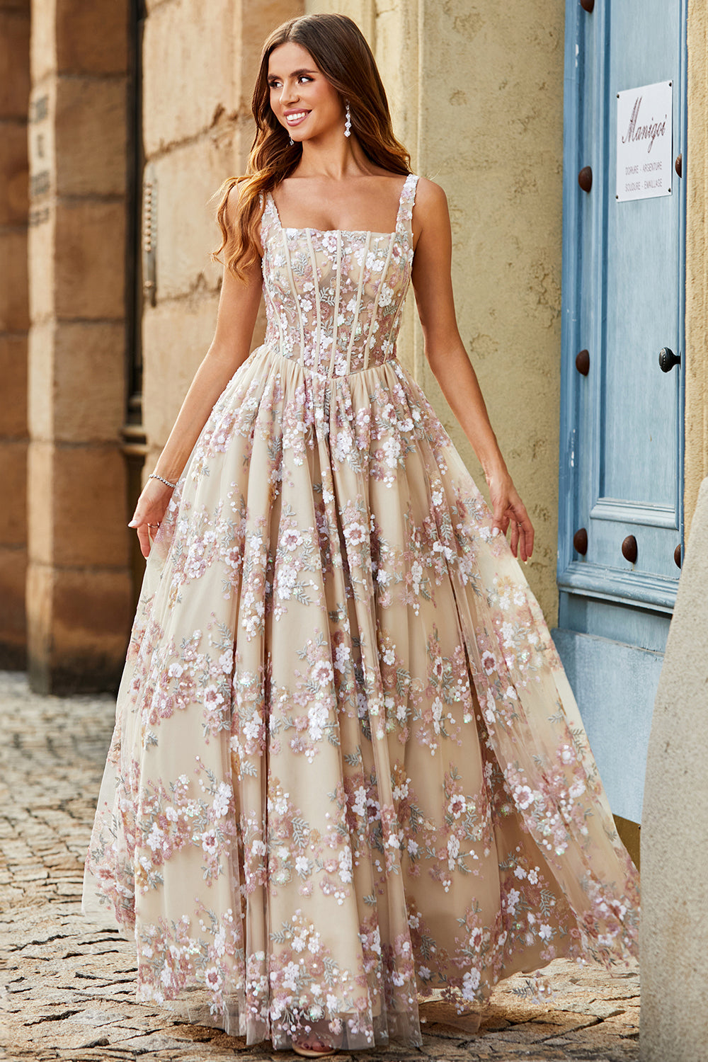 Robe de bal corset champagne coupe trapèze à encolure carrée et appliqués