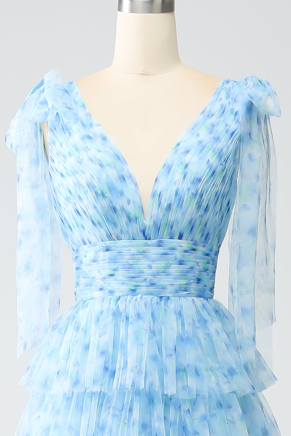 Robe de bal trapèze bleu clair à encolure en V et volants