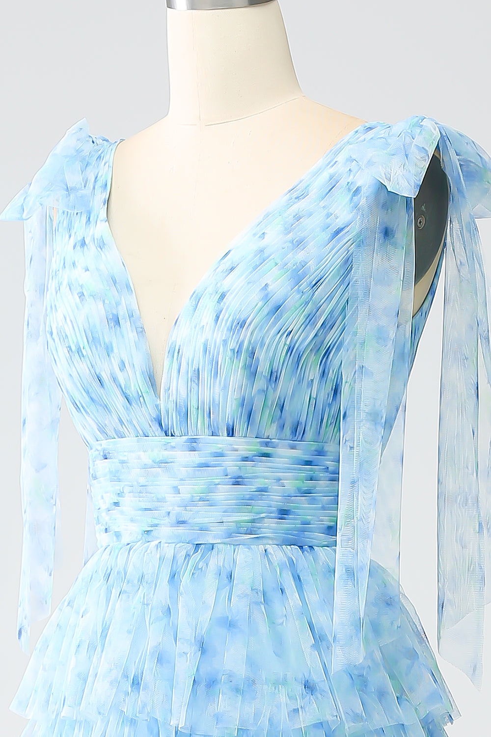 Robe de bal trapèze bleu clair à encolure en V et volants