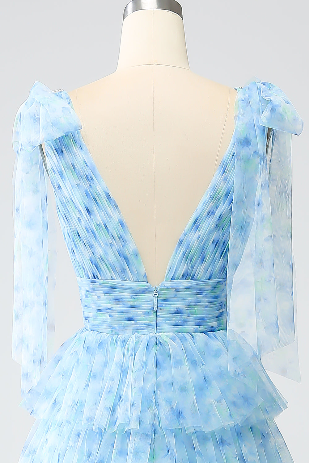 Robe de bal trapèze bleu clair à encolure en V et volants
