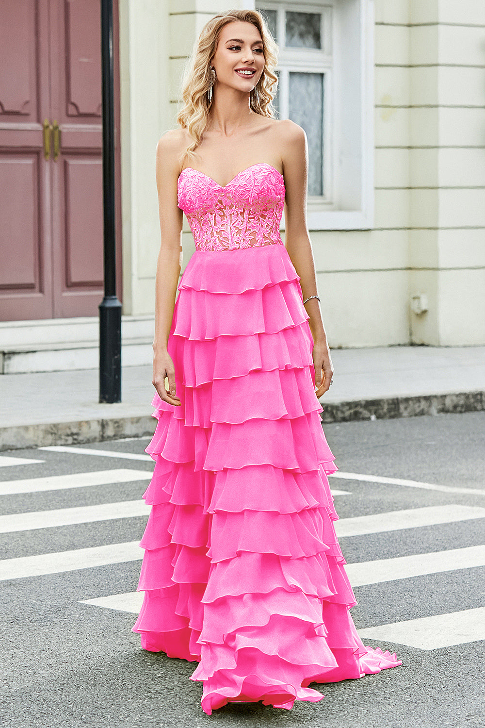 Magnifique robe de bal corset jaune à volants et appliques, coupe trapèze et décolleté en cœur