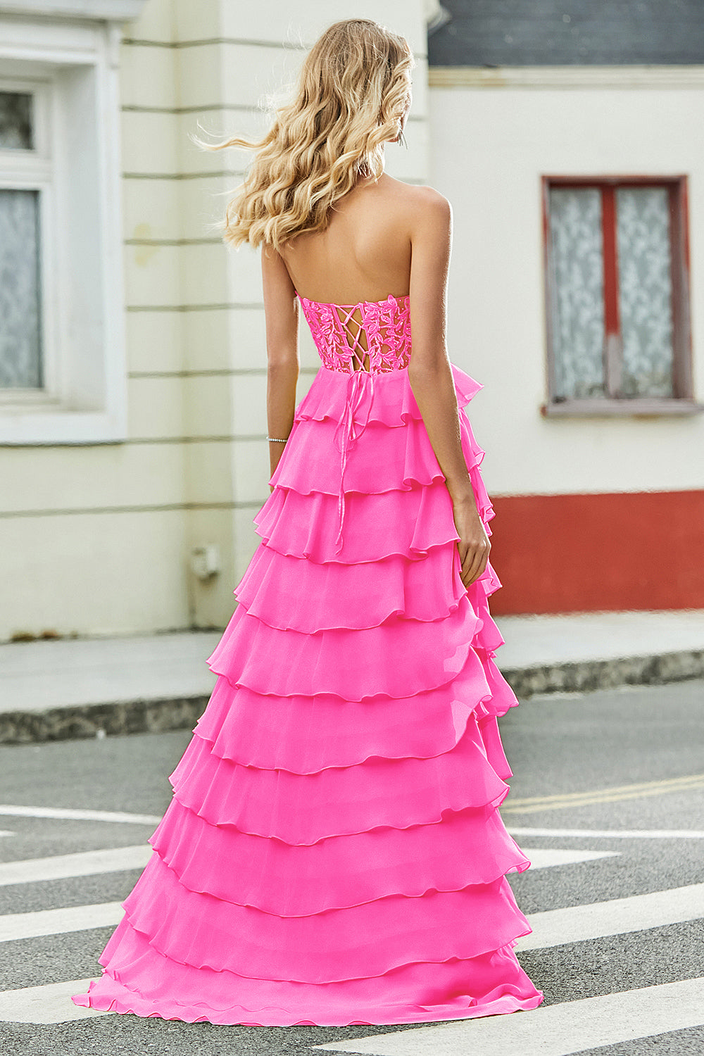 Magnifique robe de bal corset jaune à volants et appliques, coupe trapèze et décolleté en cœur