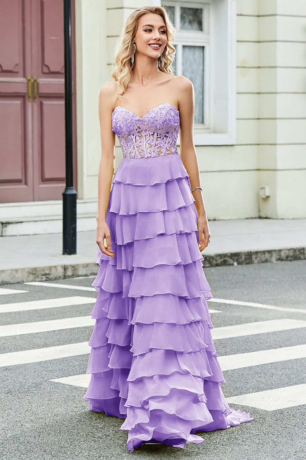 Magnifique robe de bal corset jaune à volants et appliques, coupe trapèze et décolleté en cœur