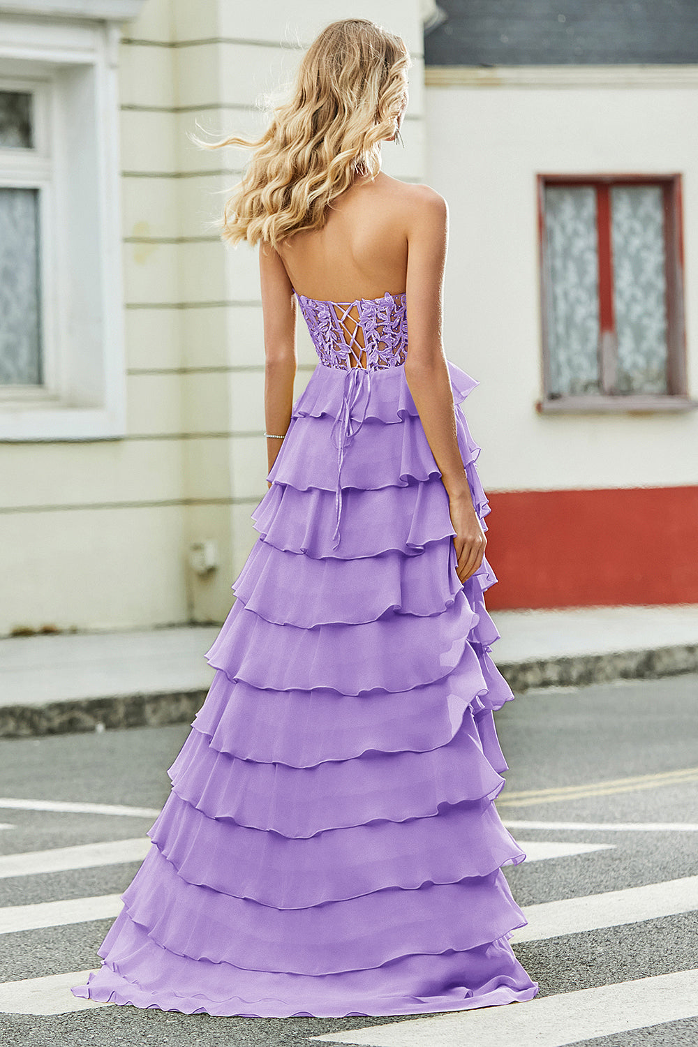 Magnifique robe de bal corset jaune à volants et appliques, coupe trapèze et décolleté en cœur