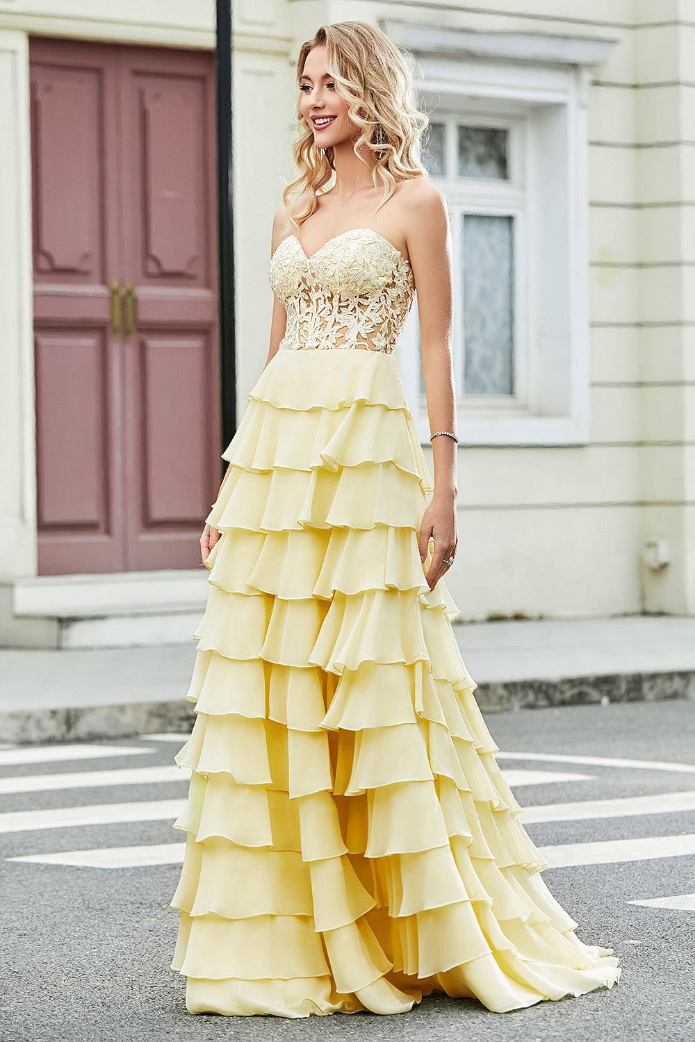 Magnifique robe de bal corset jaune à volants et appliques, coupe trapèze et décolleté en cœur