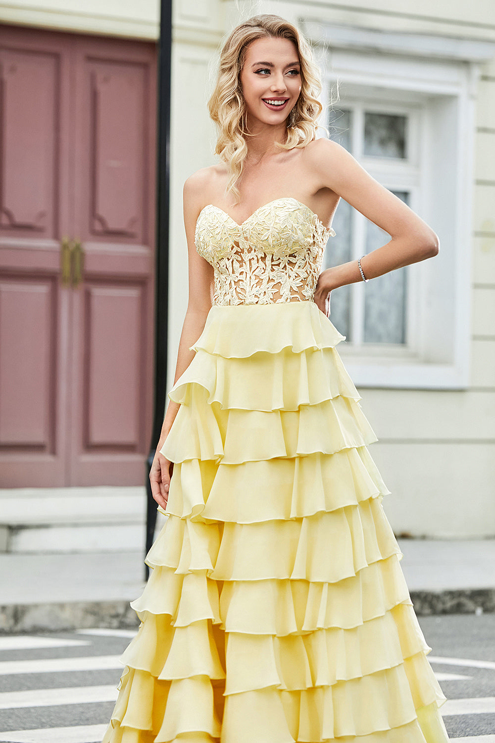 Magnifique robe de bal corset jaune à volants et appliques, coupe trapèze et décolleté en cœur