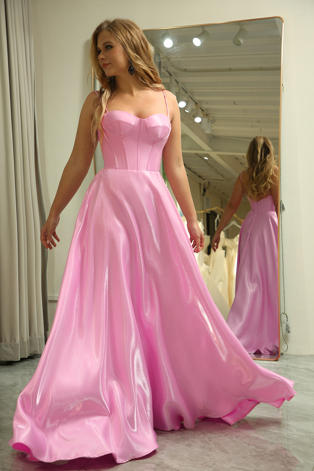 Robe de bal corset rose à fines bretelles et coupe trapèze