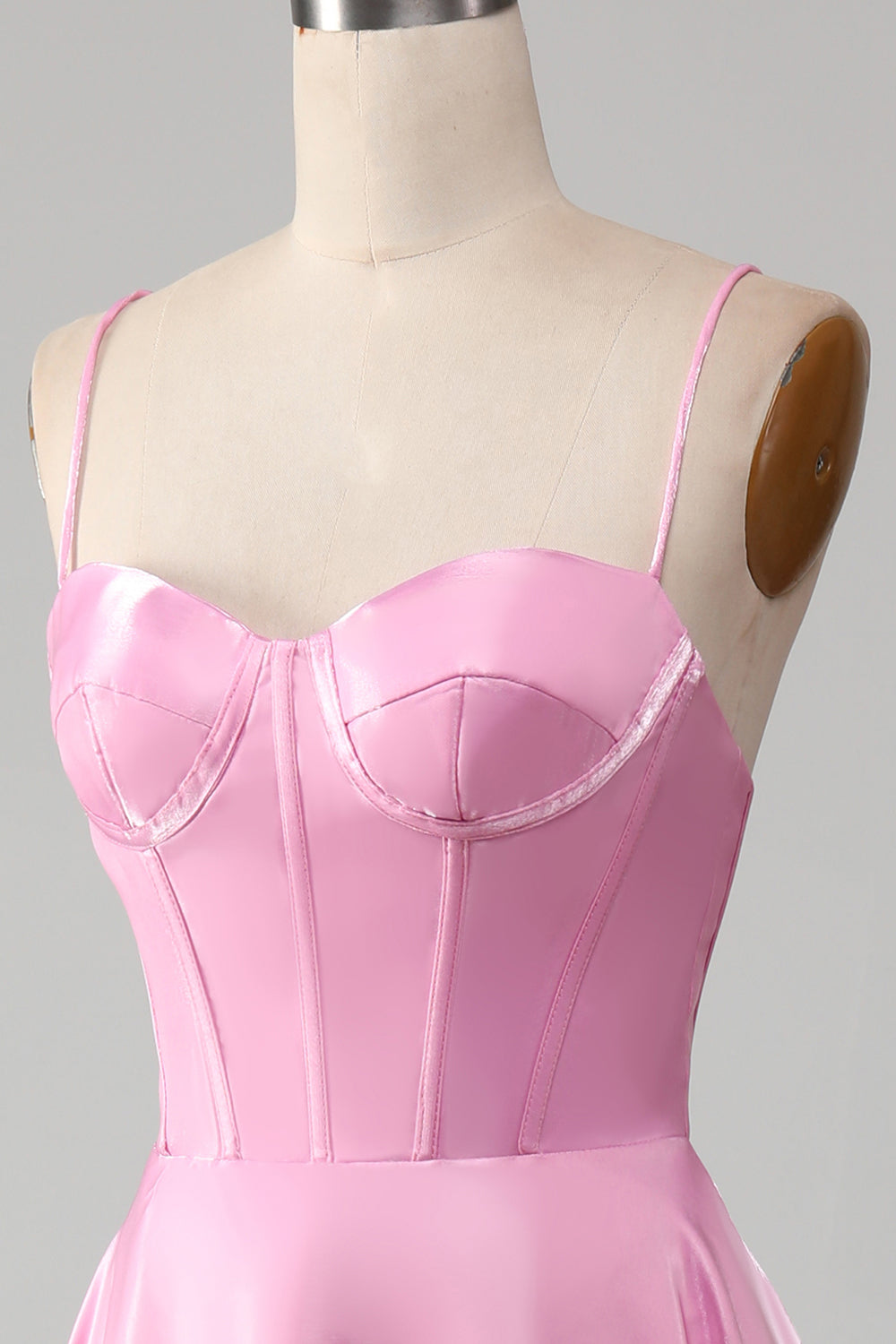 Robe de bal corset rose à fines bretelles et coupe trapèze