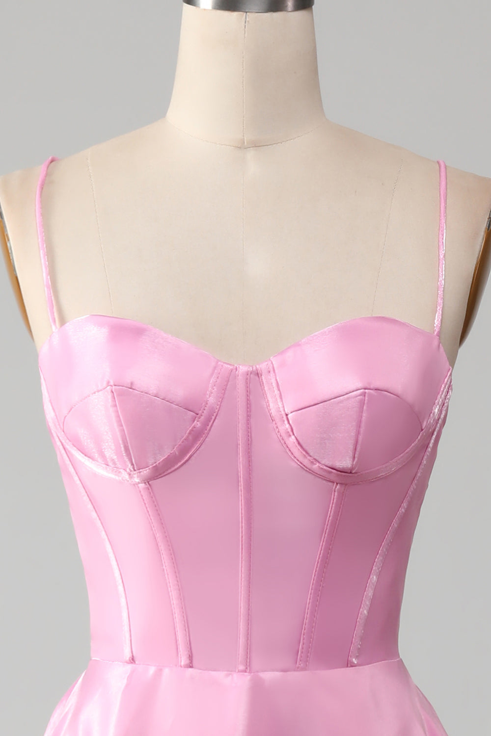 Robe de bal corset rose à fines bretelles et coupe trapèze