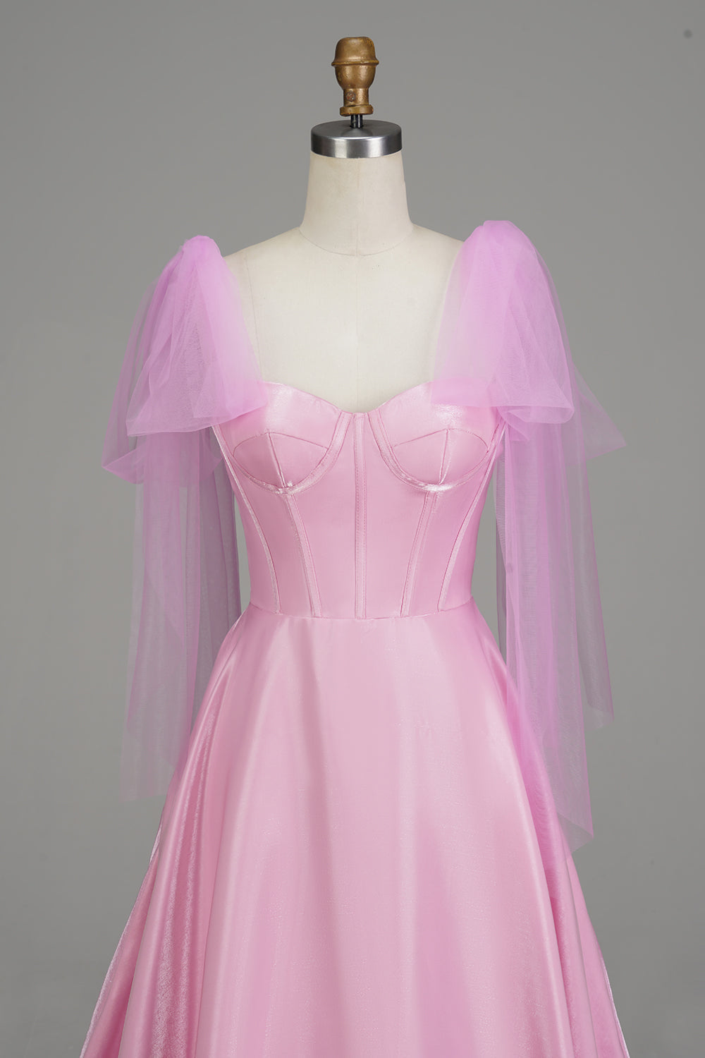 Robe de bal corset rose à fines bretelles et coupe trapèze