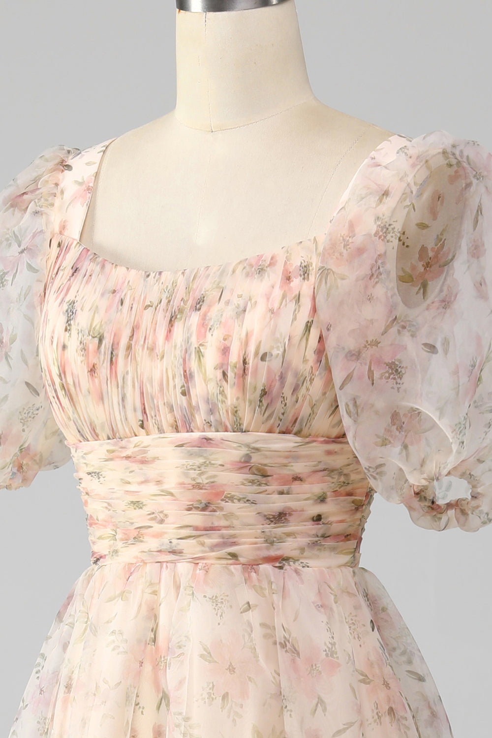 Robe de bal plissée étagée couleur champagne, coupe trapèze, imprimé floral, manches bouffantes