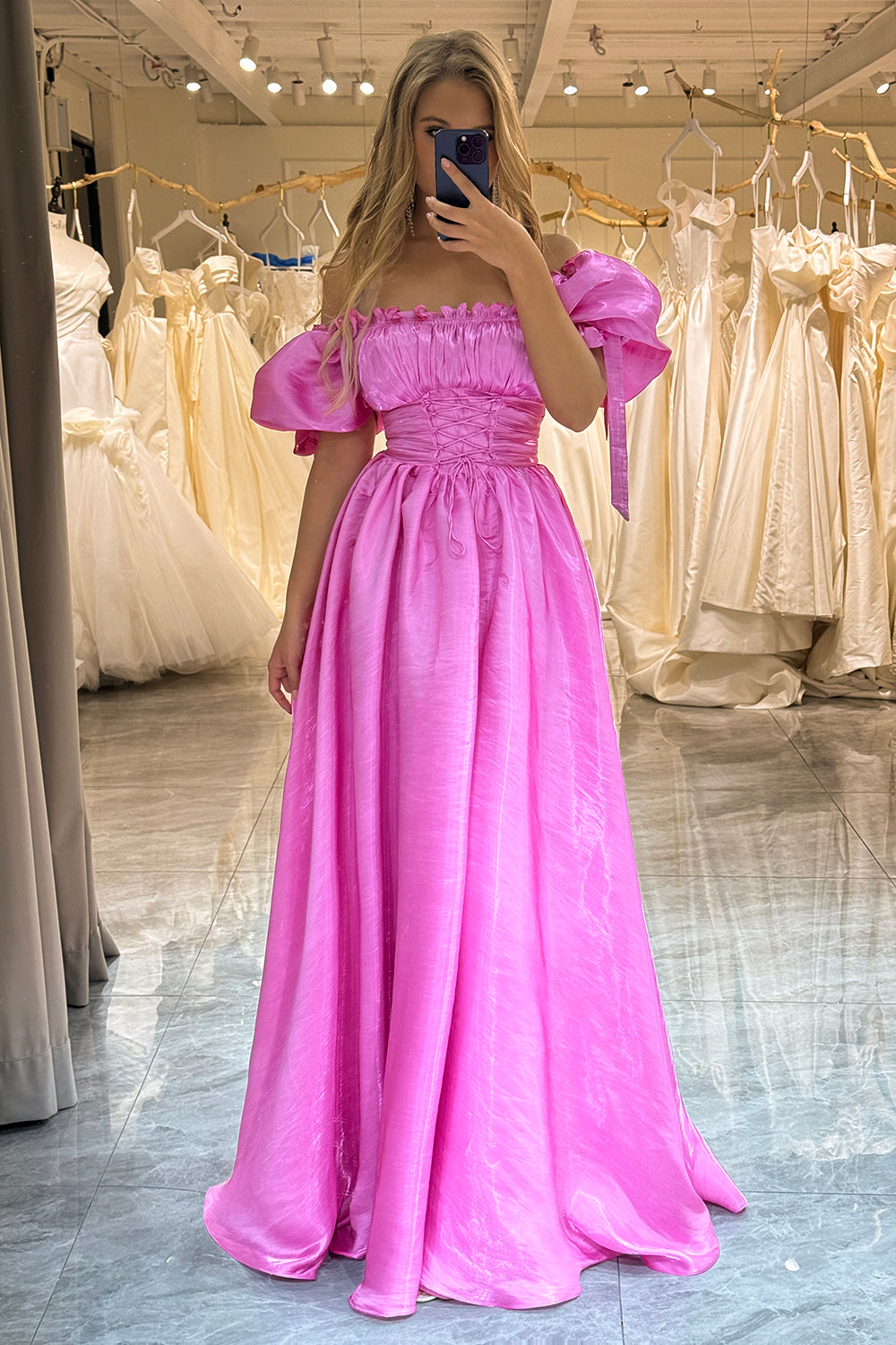 Robe de bal rose vif à volants et manches bouffantes