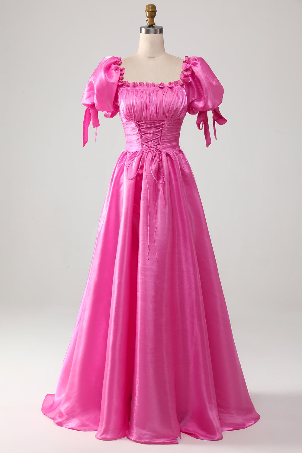 Robe de bal rose vif à volants et manches bouffantes