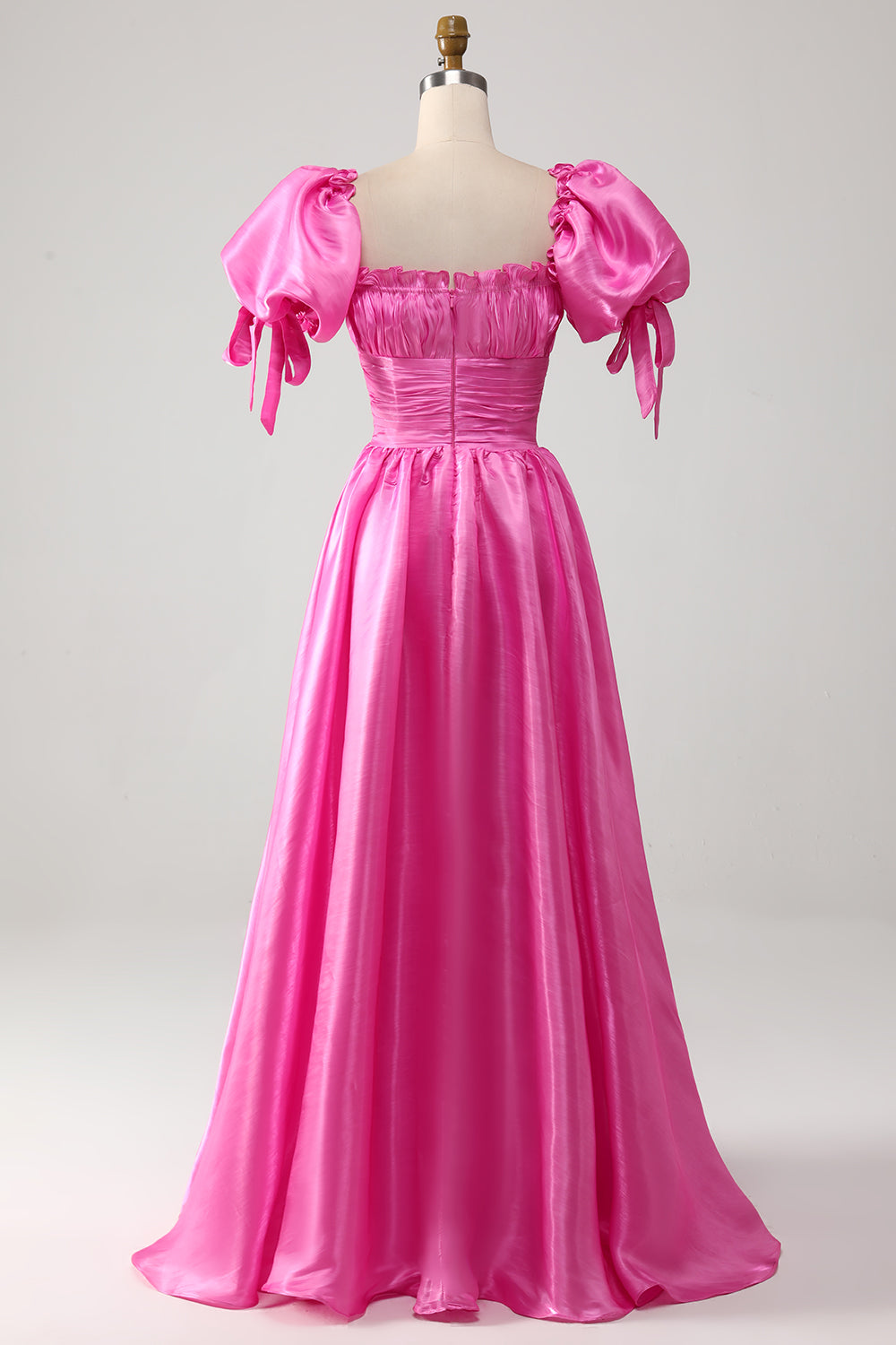 Robe de bal rose vif à volants et manches bouffantes